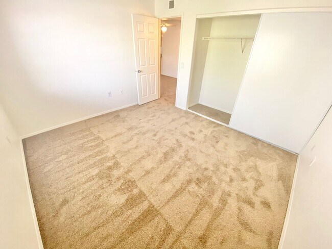 Foto del edificio - GORGEOUS 2 BEDROOM 2 BATH UPSTAIRS UNIT.
