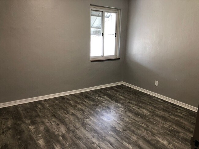 Foto del edificio - Greenfield - 3 Bedroom Single Family House, Garage, Central AC, Yard!