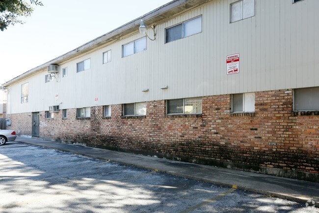 Building Photo - Plazawood Apartments