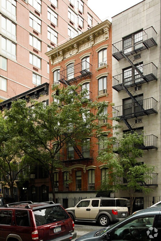 Foto principal - 244 E 30th St