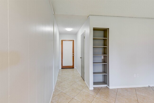 Foto del edificio - 5911 Chrystell Ln