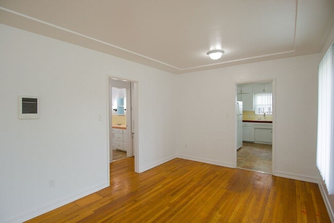 Foto del edificio - 170-170 1/2 Garret Avenue