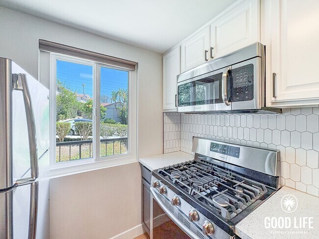 Foto del edificio - SD: 2BD/2.5BA Condo in Carlsbad with Community Pool, Two Balconies & Assigned Parking