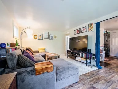 living room - 906 N Division Ave