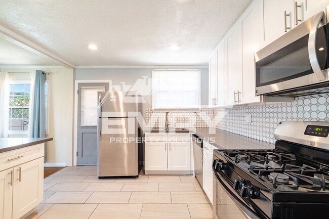 Building Photo - 612 N Brannick Ave