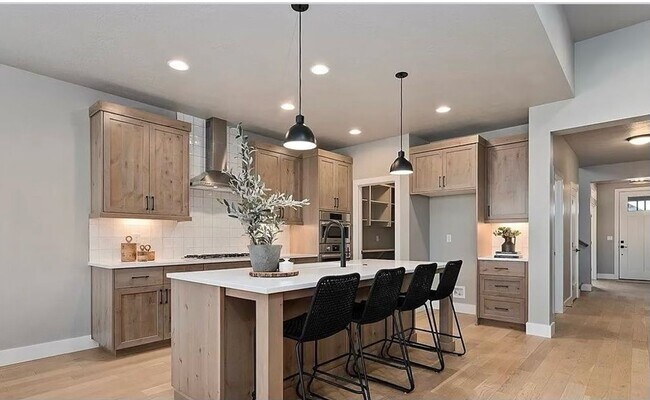 Building Photo - Beautiful home with lots of neighborhood a...