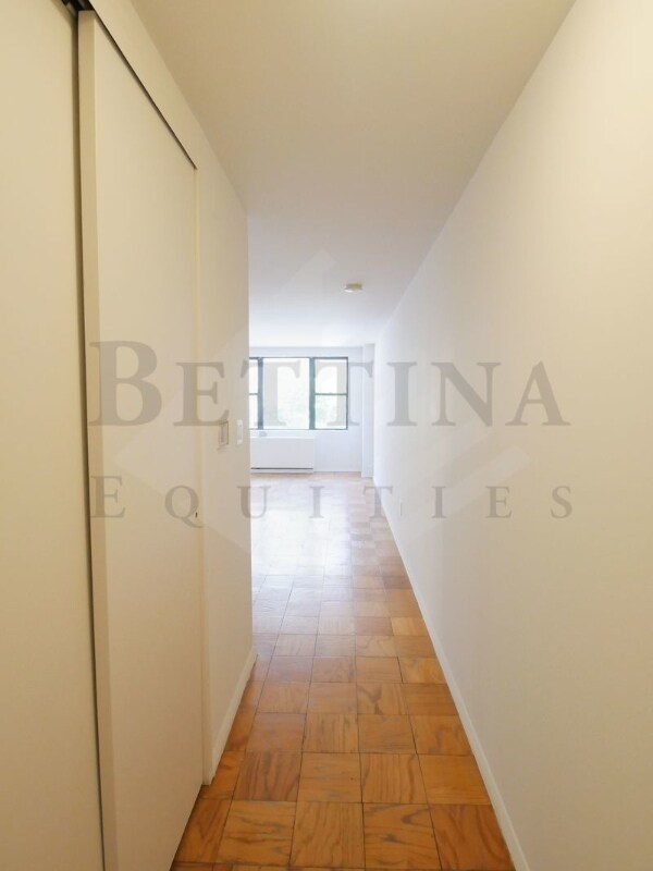Foto del edificio - 321 E 9th St