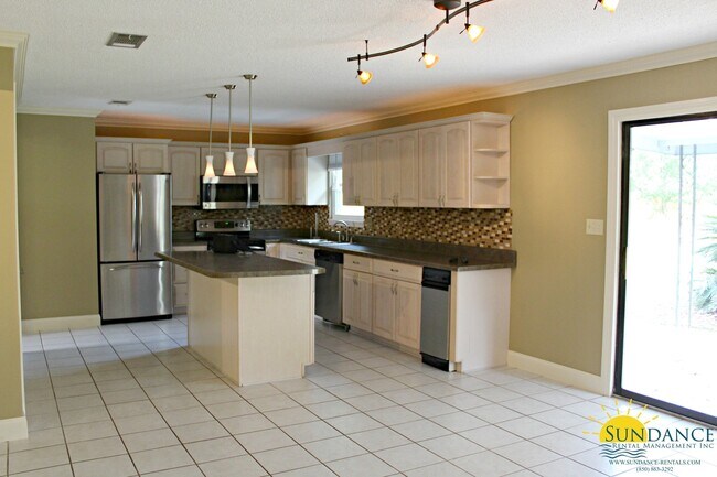 Building Photo - Lovely 3 Bedroom Home in Destin