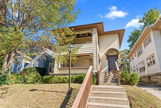 Foto del edificio - Charming 2-Bed Home with Hardwood Floors &...