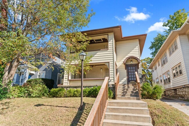 Foto del edificio - Charming 2-Bed Home with Hardwood Floors & Bright, Open Living Spaces!