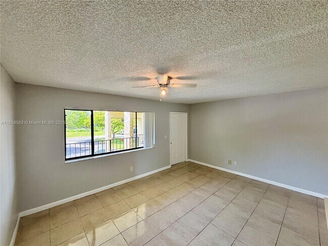 Foto del edificio - 1822 Meadows Cir W