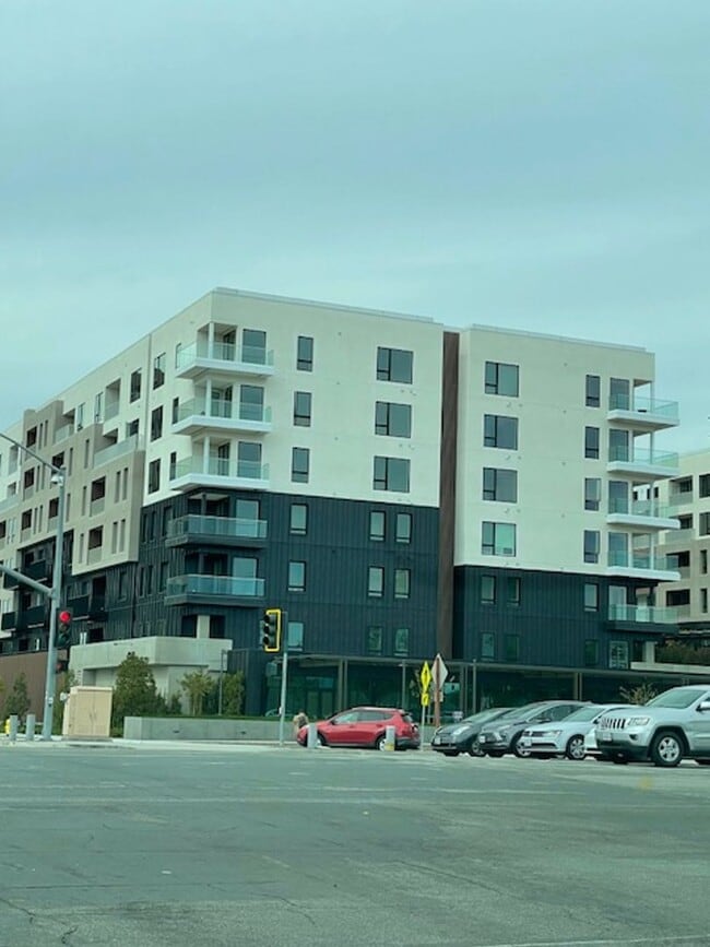 Building Photo - Luxury, Sophisticated Living Experience at...