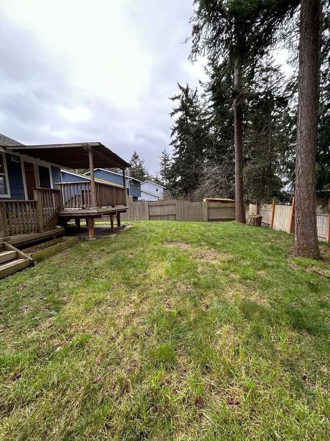 Building Photo - Great Dog Friendly 3 Bedroom Home Close to...