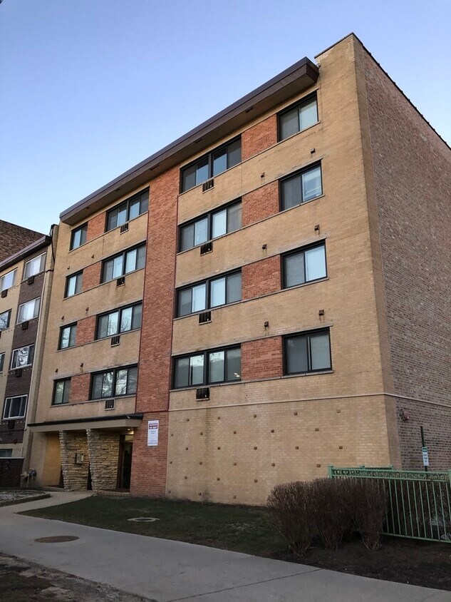 Primary Photo - 6611 N Sheridan Rd