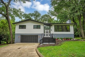 Building Photo - 1001 Oak Ln