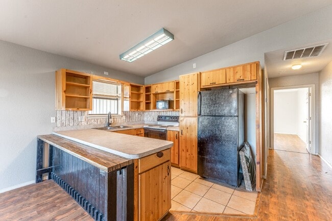 Building Photo - Horse property with shop in country oasis