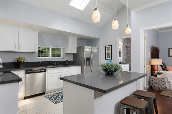 Building Photo - Beautiful 2 Bdrm, 1 Bath Downtown Sac Remodel!