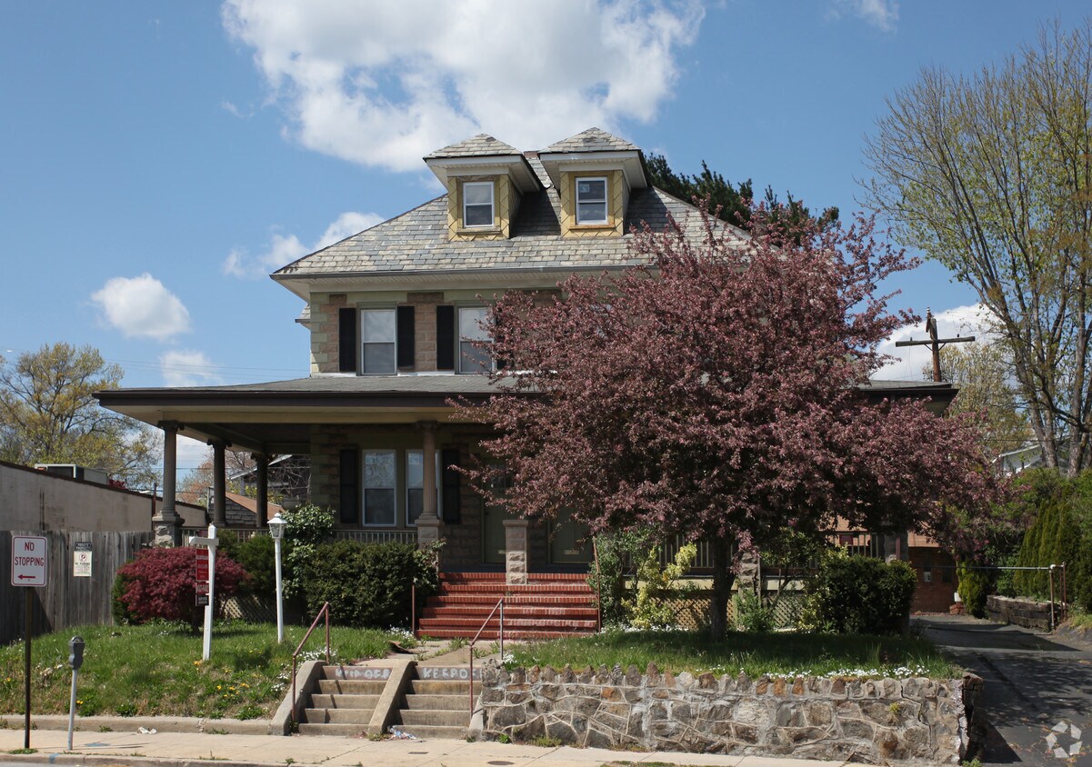 Foto del edificio - 6604-6606 Harford Rd