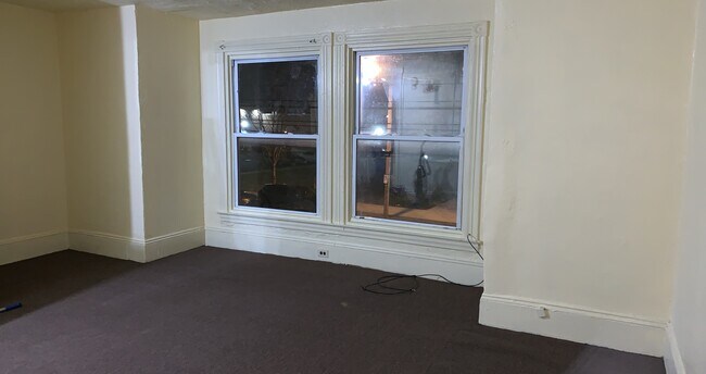Building Photo - 632 E King St