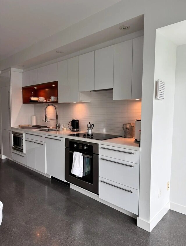Primary Photo - 256 E 2nd Ave