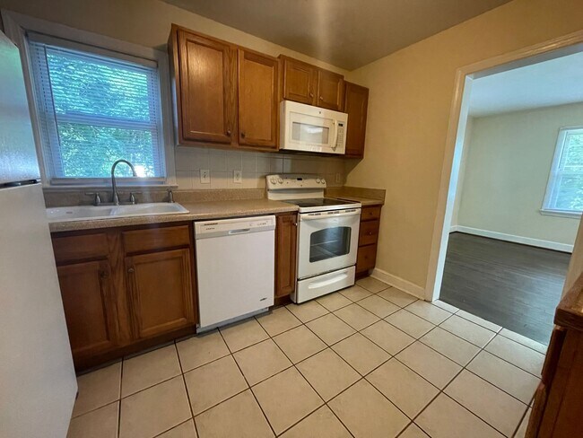 Building Photo - Adorable 4 Bedroom in Garden Homes off Bat...