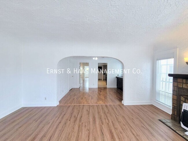 Building Photo - Charming 2-bedroom, 1-bath duplex unit ava...