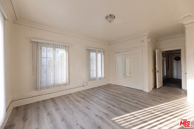 Foto del edificio - 946 S Burlington Ave