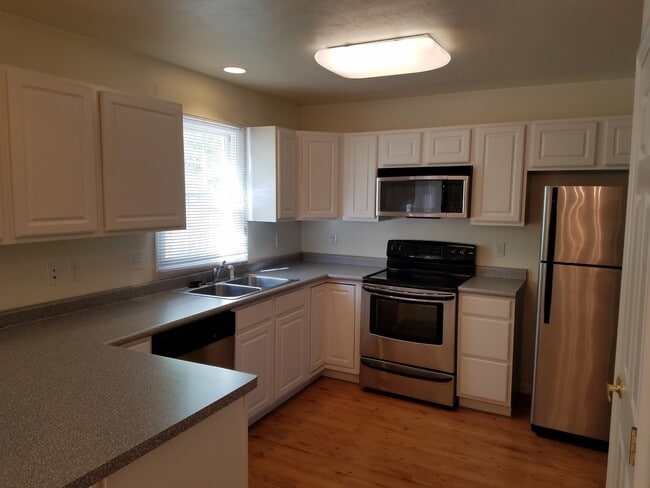 Building Photo - 3 Br. 2 1/2 Ba. Town House Near Mileground/Airport Rd - Available 8/05/2026