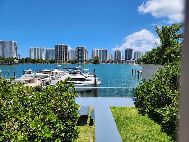 Vista de la marina desde el nivel de la piscina - 18081 Biscayne Blvd