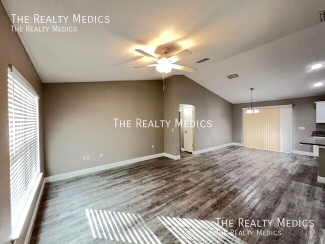 Foto del edificio - 32 Fir Dr