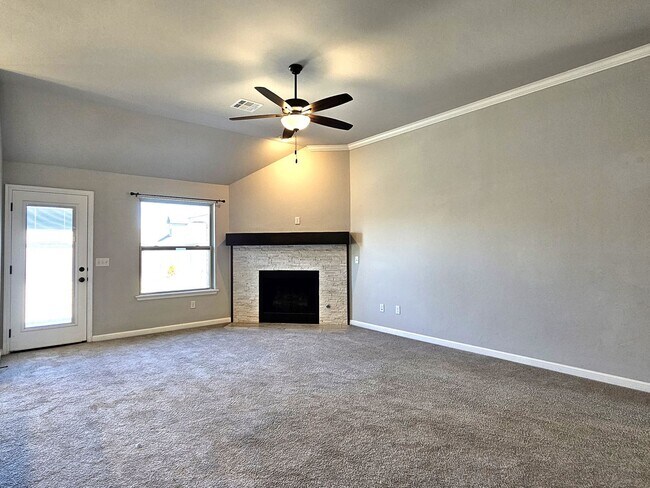 Building Photo - Welcome to this gorgeous 3 bed / 2 bath ho...