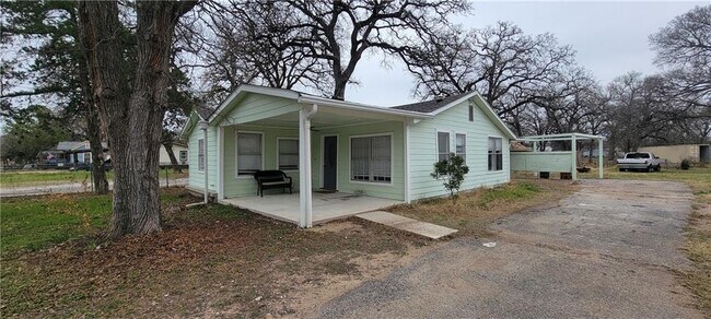 Building Photo - 611 Thrasher Ln