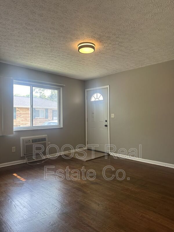 Building Photo - 1709 Elaine Rd