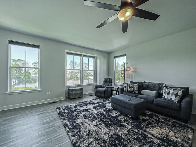 Photo - Luxurious 4 Bedroom 3.5 Bathroom End Unit ... House