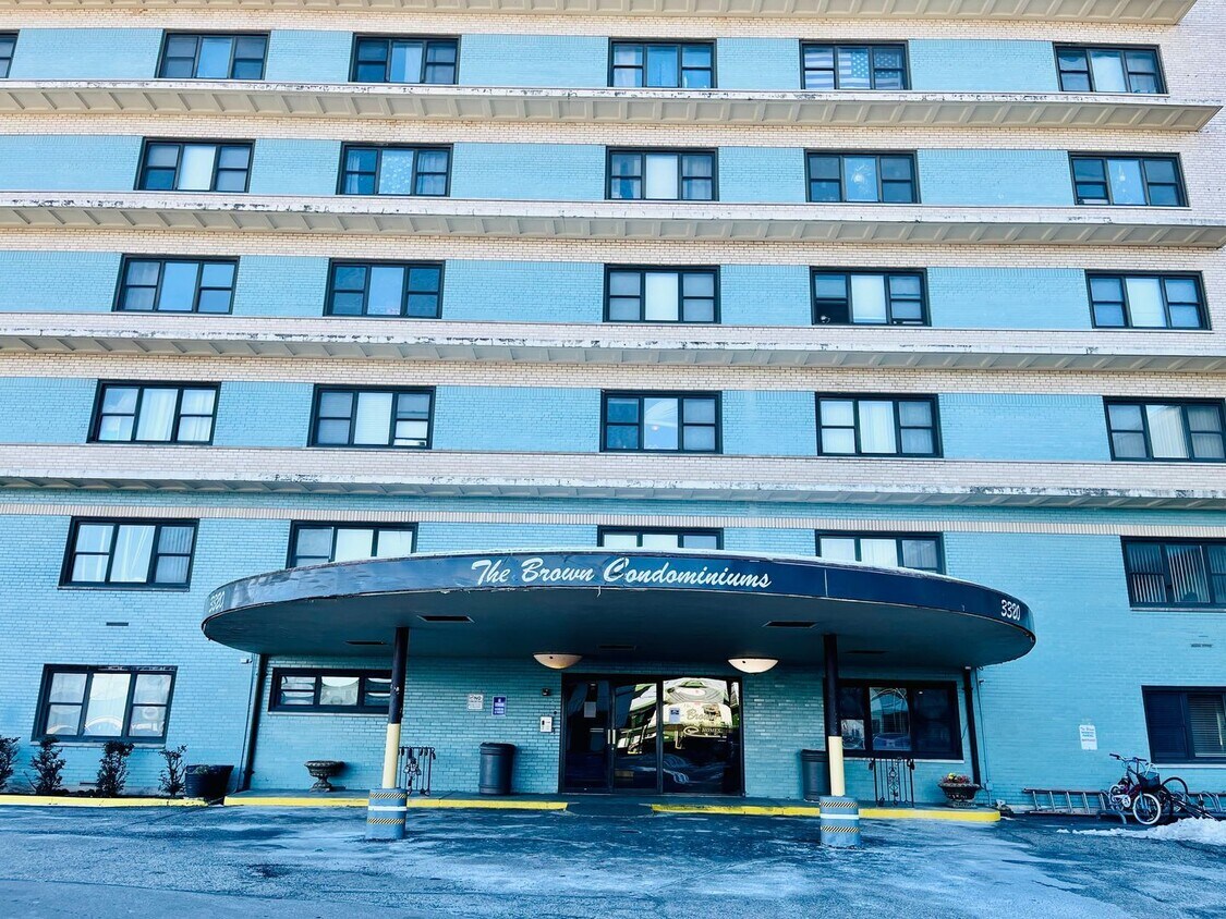 Foto principal - Updated first floor 1BR condo on Bardstown...