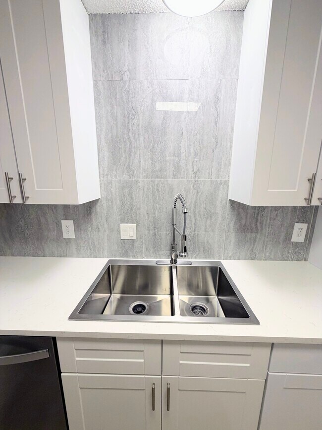 Fregadero doble profundo para chef, encimeras de cuarzo. - 7501 April Ln