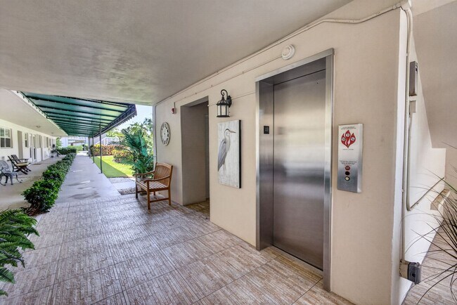 Foto del edificio - 55+ 1 BED, 1 BATH FURNISHED CONDO NORTH PALM BEACH