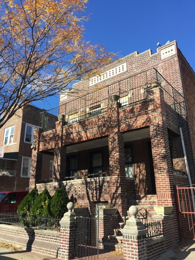 Primary Photo - 743 Crown St