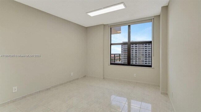 Building Photo - 2500 Parkview Dr