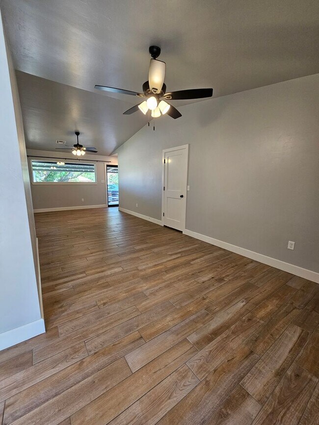Building Photo - (3) Bed/(1.5) Bath Avail Now! Small Pet Negotiable!