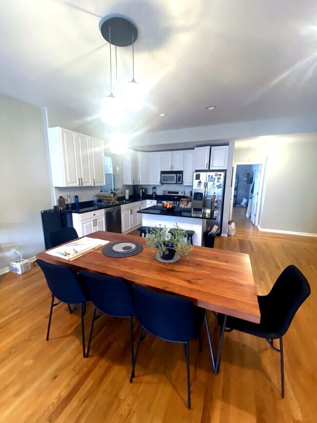 Foto del edificio - 2236 W Armitage Ave
