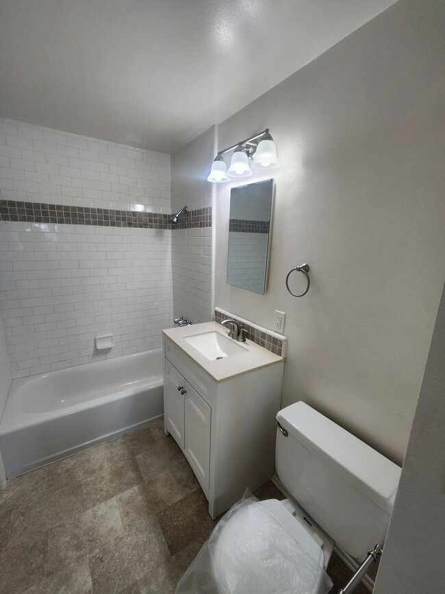 Building Photo - Beautiful 3B/1.5Bath Home in Gardena: $3,8...