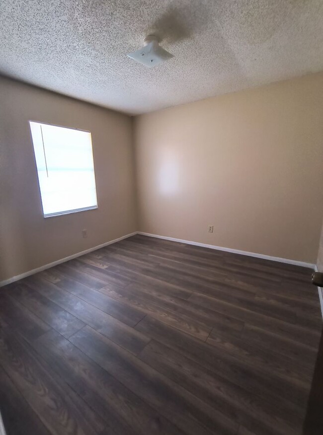 Building Photo - Spacious 3-Bedroom 2 Bathroom Apartment fo...