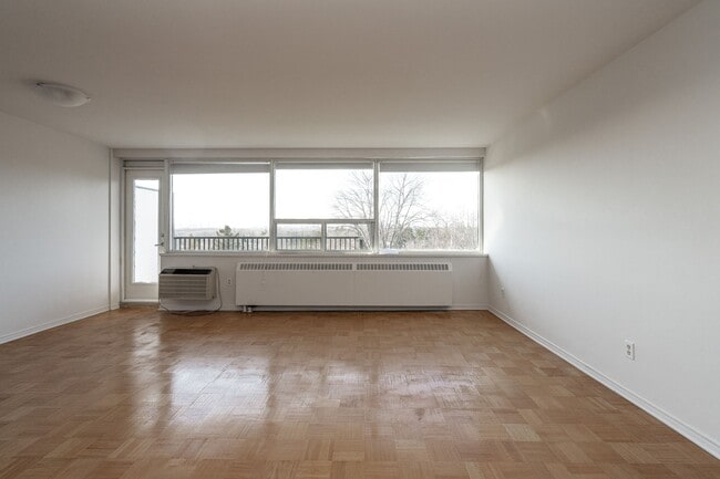 Building Photo - 150 The Donway W