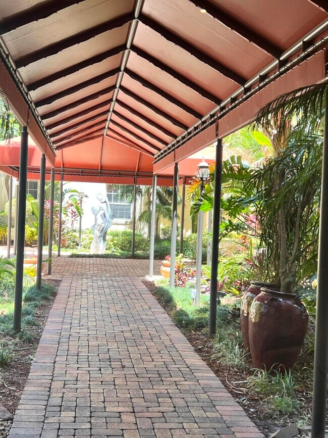 Foto del edificio - 651 Okeechobee Blvd