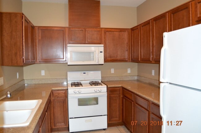 Building Photo - Beautiful 2 Bedroom 2 Bath Duplex at the e...