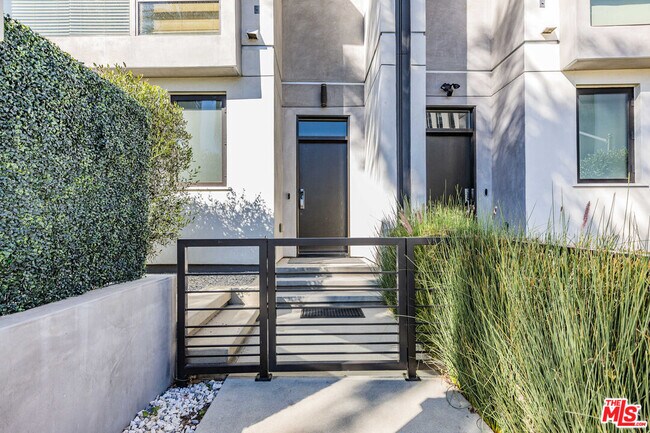 Building Photo - 4713 Wilshire Blvd
