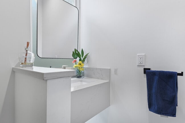 Building Photo - 2824 SE 18th Ave