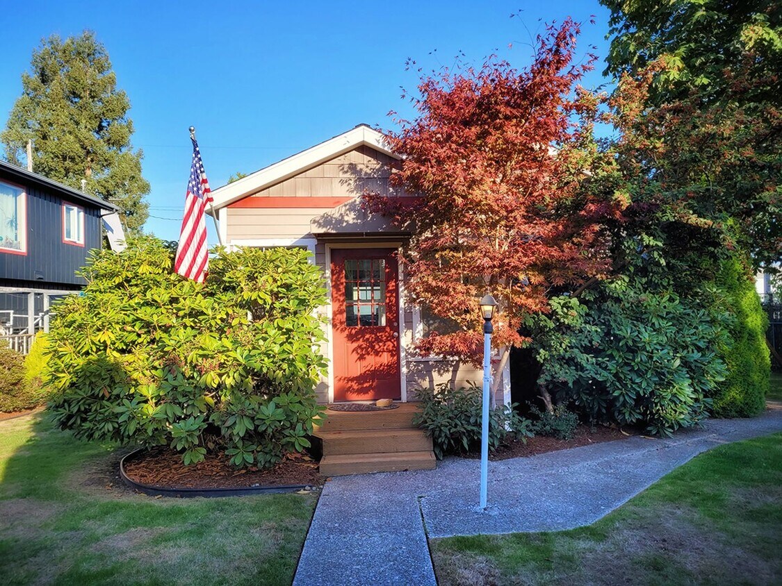Primary Photo - Stunning West Seattle Home with Separate A...