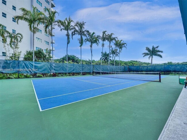 Foto del edificio - 15051 Royal Oaks Ln